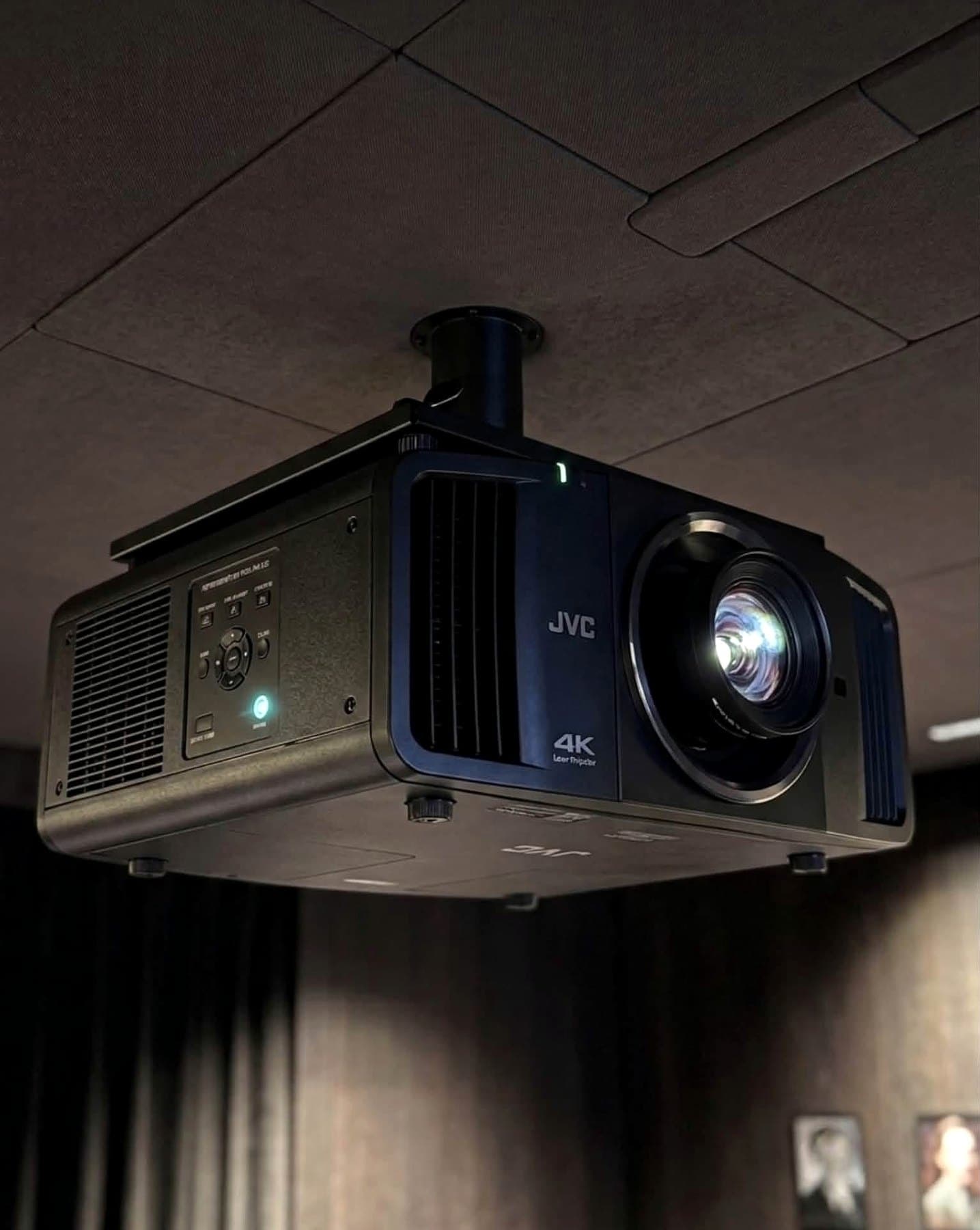 מקרן JVC 4K לייזר תלוי בתקרת חדר הקולנוע